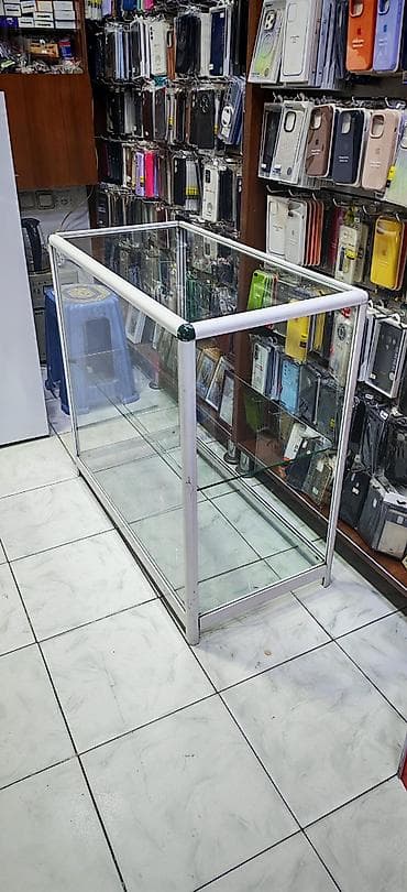 Şüşə vitrin stend - Material: möhkəm alüminium karkas və şüşə — 1