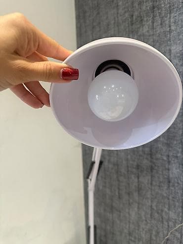 divar kitab refleri: Ağ rəngli iş masası və masaüstü lampası

lampa 40 Stol 190 — 2