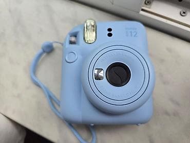 mini pec: Fujifilm Instax Mini 12 – mavi rəngli instant fotoaparat Üzərində — 3