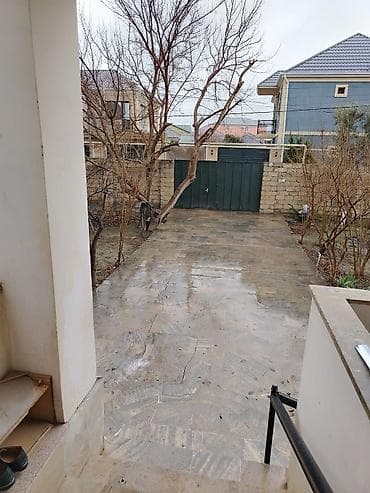 gencede ev: Satılır: 4 otaqlı həyət evi Xüsusiyyətlər: - Geniş zal: yemək masası — 7