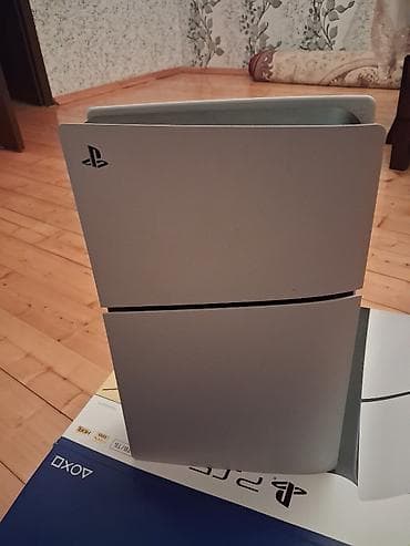 ps5 controller: Ps5 Slim. 2 ədəd pultu var. 1 illik plas vaxdına hələ var. Fikri ciddi — 4
