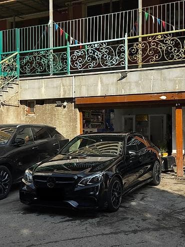 2004 bmw 318: Mercedes‑Benz E‑Class sedan, qara rəng, AMG paket vizual komplekti.İli — 2