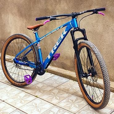 velasbet: Trek hardtail dağ velosipedi - Gövdə: yüngül alüminium, mavi rəngdə — 2