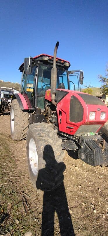 cayka maşın: Belarus 1523 traktor - Rəng: qırmızı, tam kabinli - Güclü ön çəkidə — 2