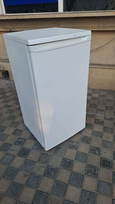 Kompakt bir qapılı soyuducu - Rəng: ağ - Üstü düz, masaüstü kimi