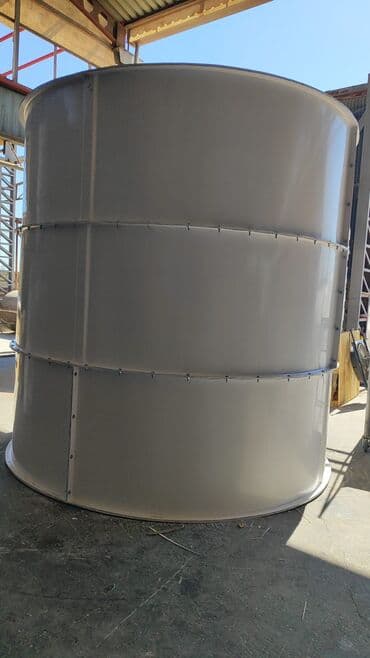 бак для воды в квартиру: Böyük həcmli sənaye saxlama tankı. Bu silindrik çən ağ rəngdədir və üç — 2