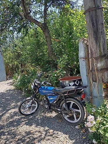 drift car elektrikli scooter: Mavi rəngli, klassik üslubda motosiklet. Şəkillərdə yan hissəsində — 1