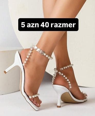 Ağ rəngli qadın sandaleti – nazik hündür daban (təxminən 7–8 sm)