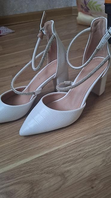 Ağ rəngli qadın ayaqqabısı - Model: Dikdaban, kvadrat dabanlı, sivri