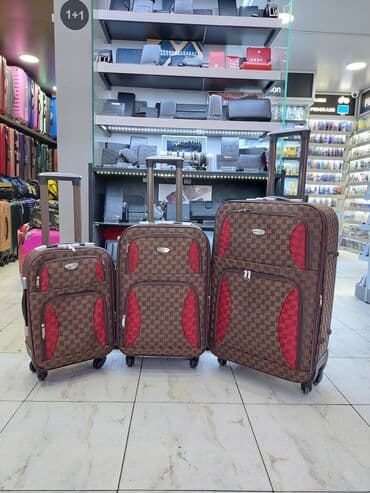 женские чемоданы из поликарбоната: S-45m. M-65m. L-95m Camadan satisi.Catdirilma ve temir.Magaza gece — 1