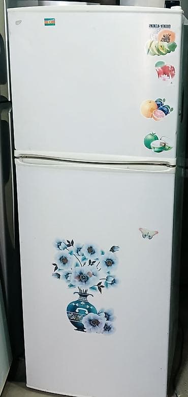 Samsung markalı ikiqapılı soyuducu. Ağ rəngdədir, yuxarıda dondurucu