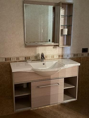 Hamam mebeli dəsti – güzgülü şkaf və lavabo ilə tumbanın komplekti -