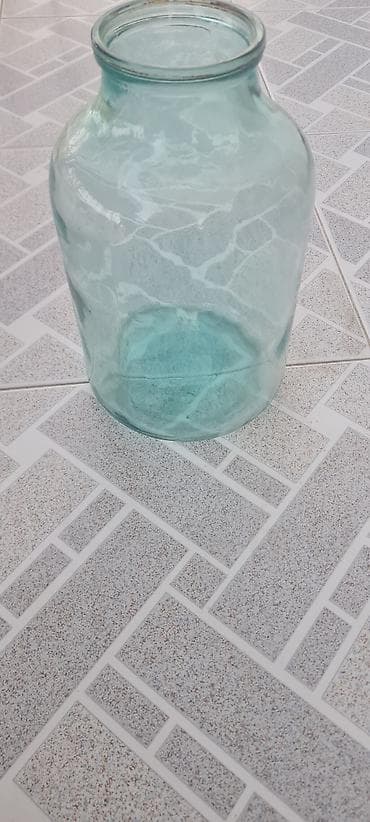 Şüşə banka – geniş boğazlı, şəffaf açıq yaşıl tonlu Xüsusiyyətlər: -