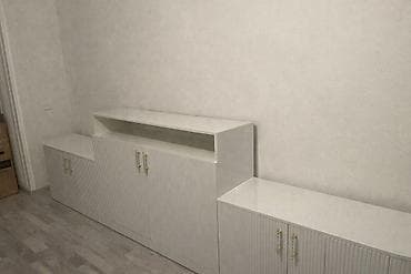 Düz TV altlığı, Polkalı, Laminat