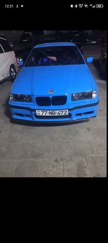 диски на бмв x5: Mavi rəngli, dördqapılı BMW avtomobili. Avtomobilin ön hissəsində qara — 3
