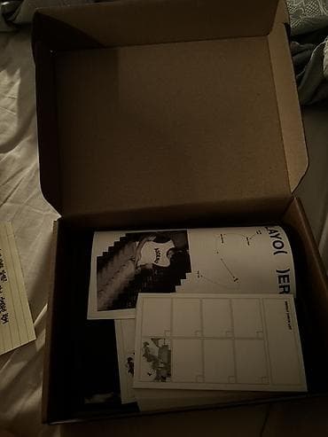 divar resmleri: Məhsul: “LAYOVER” (TaeHyung/V) albomunun orijinal xüsusi boks seti — 4