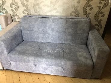 Mebel: Gri rəngdə, iki nəfərlik kompakt divan. Yumşaq oturacaq və bel hissəsi — 1