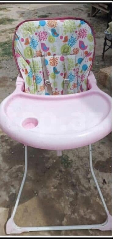 Uşaq yemək stulu - Rəng: açıq çəhrayı süfrə, ağ metal ayaqlar -