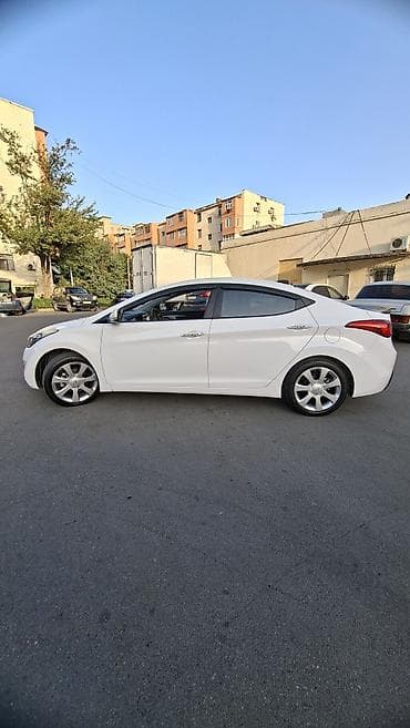 led panel: Hyundai Elantra sedan – ağ rəng, 4 qapı, AZ dövlət nömrə nişanı ilə — 8