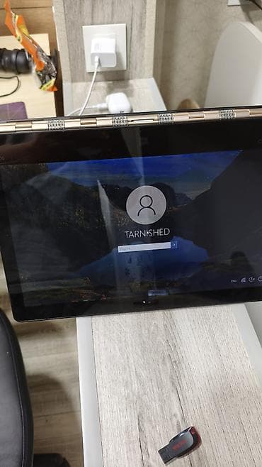 Lenovo: Lenovo Yoga noutbuku – çevrilə bilən 2‑in‑1 ultrabuk. Noutbuk özü — 2