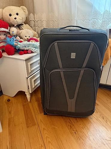 Çamadanlar: Böyük ölçülü səyahət çamadanı - Rəng: tünd boz, ön hissədə açıq boz — 1