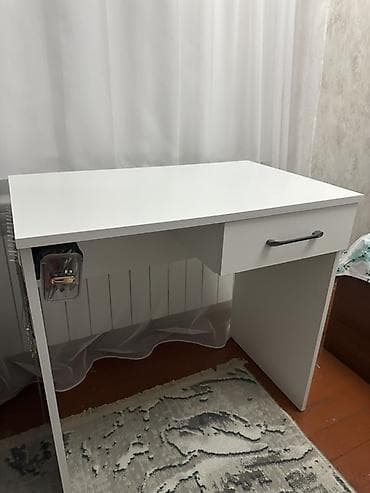 divan kreslo 2019: Ağ rəngli yazı/iş masası - Minimalist dizayn, ağ laminat örtüklü səth — 2