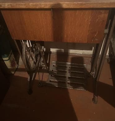 demir masinlar: Mexaniki ayaq pedallı tikiş maşını stolu və dəmir alt konstruksiyası — 1