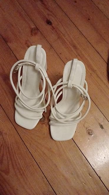 Ağ rəngli qadın sandaleti - Dizayn: Kvadrat burun, çoxqayışlı üst