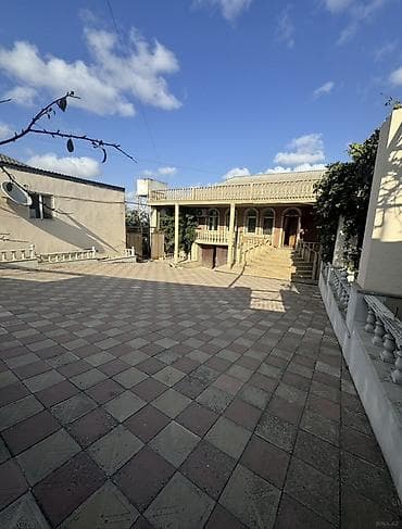 Həyətyanı sahəsi geniş, iki tikilidən ibarət fərdi yaşayış evi