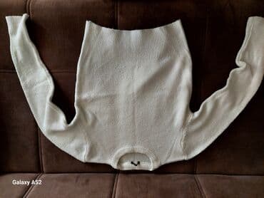 Sviterlər: Ağ rəngli, sadə dizaynlı trikotaj sviter. - Klassik dairəvi (crew — 1