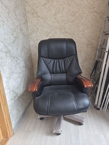 директорское кресло: Новый, С колесиками, Рукояти не регулируются, Кожзаменитель — 2