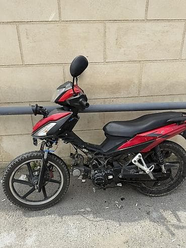 Qırmızı‑qara rəngli skuter tipli motosiklet - Korpus: şəhər üslubunda