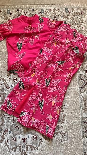 Parlaq çəhrayı rəngdə iki hissədən ibarət qadın geyim dəsti. - Üst lalafo.az -da Parlaq çəhrayı rəngdə iki hissədən ibarət qadın geyim dəsti. - Üst