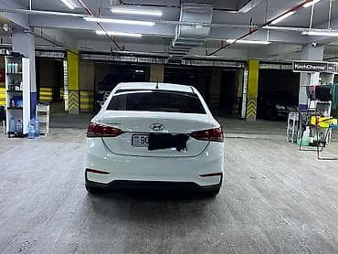 hundai akcent: Hyundai Accent sedan – ağ rəng, iqtisadi və praktik şəhər avtomobili — 1