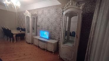 gonag desti: Klassik üslubda qonaq otağı mebel dəsti Tərkibi: - 2 ədəd vitrin şkaf — 2