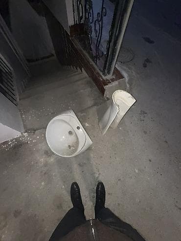 Məhsul: Keramik sanitar qarnituru – lavabo və ayaq dayağı komplekti