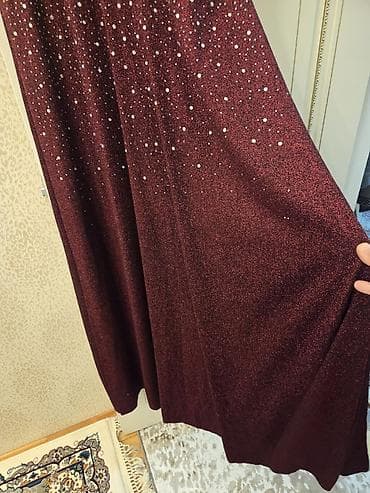 Zərif axşam/gecə geyimi – bordo rəngdə, parıltılı daşlarla bəzədilmiş — 4