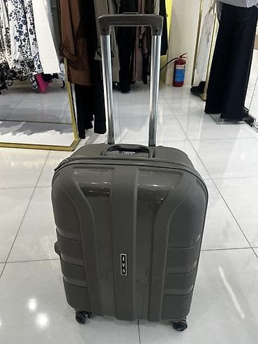 İncəsənət və kolleksiyalar: Sərt korpuslu əl yükü/orta ölçülü çamadanlar 20 kq baqaj üçün Model və — 2