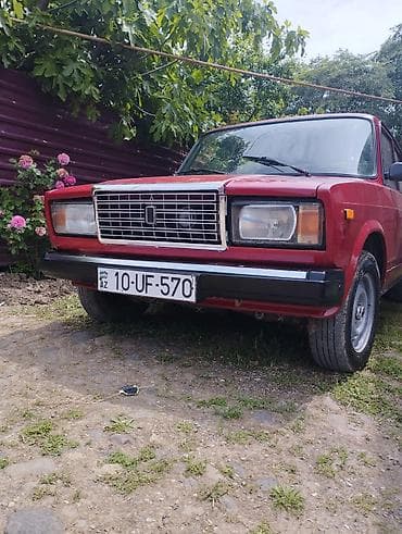 кредит авто: Qırmızı rəngdə olan VAZ 2107 markalı avtomobil. Avtomobil yaxşı — 2