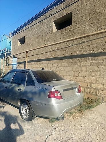 e39 oturacaq: Avtomobil: Daewoo Nexia (sedan), gümüşü rəng Kuzov: 4 qapı, arxa — 3
