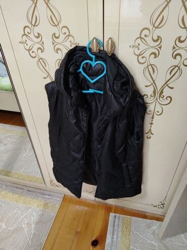 Mercedes-Benz: Qara rəngli, kapüşonlu, uzun fason qadın/kişi şişmə jilet. - — 2