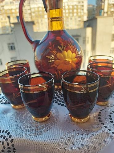 Qızılı naxışlı şüşə qrafin və stəkan dəsti - Tərkib: 1 qapaqlı qrafin — 2