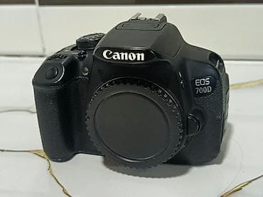 Canon EOS 700D DSLR fotoaparat + Canon EF-S 18-55mm IS II obyektiv