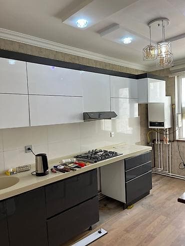 balaca metbex dizayni: Mətbəx mebeli dəsti – müasir dizayn - Üst şkaflar: parlaq ağ fasadlar — 2