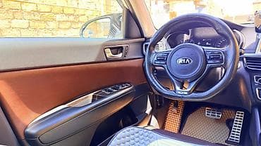 Kia K5 sedan – ağ rəng, aerodinamik kuzov və LED arxa işıqlar. GDi — 5