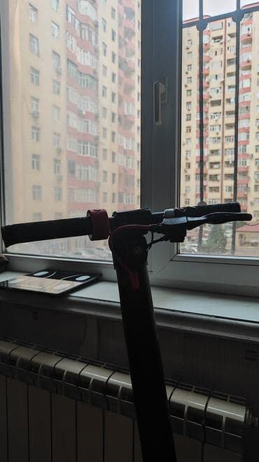 Tavalar: Elektrik skuter - Rəng: qara, yığcam və qatlanan konstruksiya - Ön — 3