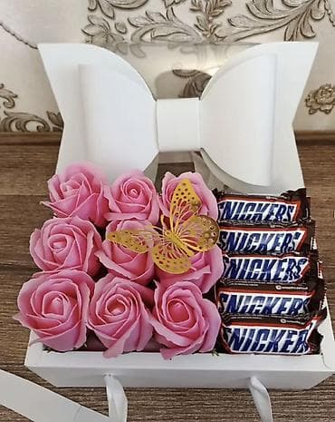 Hədiyyə qutusu – güllər və şokolad dəsti - Ağ rəngli, iri kəpənək