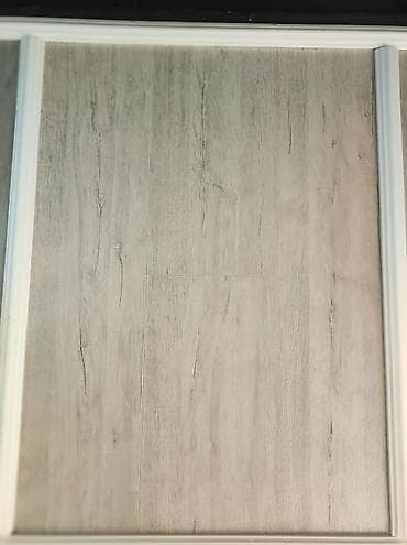 Açıq boz tonlarda taxta teksturalı döşəmə materialı (laminat/PVC — 1