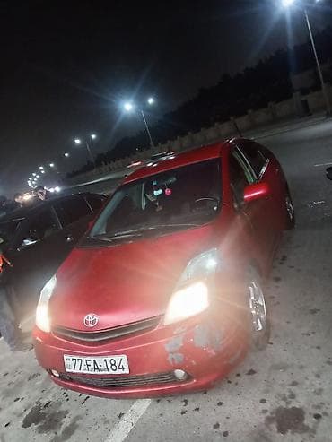 qalmaq şərti ilə prius: Toyota Prius hibrid hetçbek, qırmızı rəng. - Kuzov: 5 qapı — 6