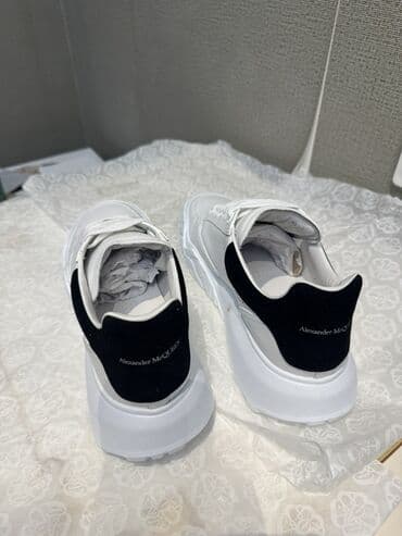 Səndəl və şəp-şüplər: Alexander McQueen kişi/kadın krossovkaları - Rəng: ağ üst, arxa — 3